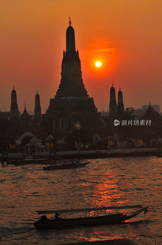 日落在Wat Arun(黎明寺)，曼谷
